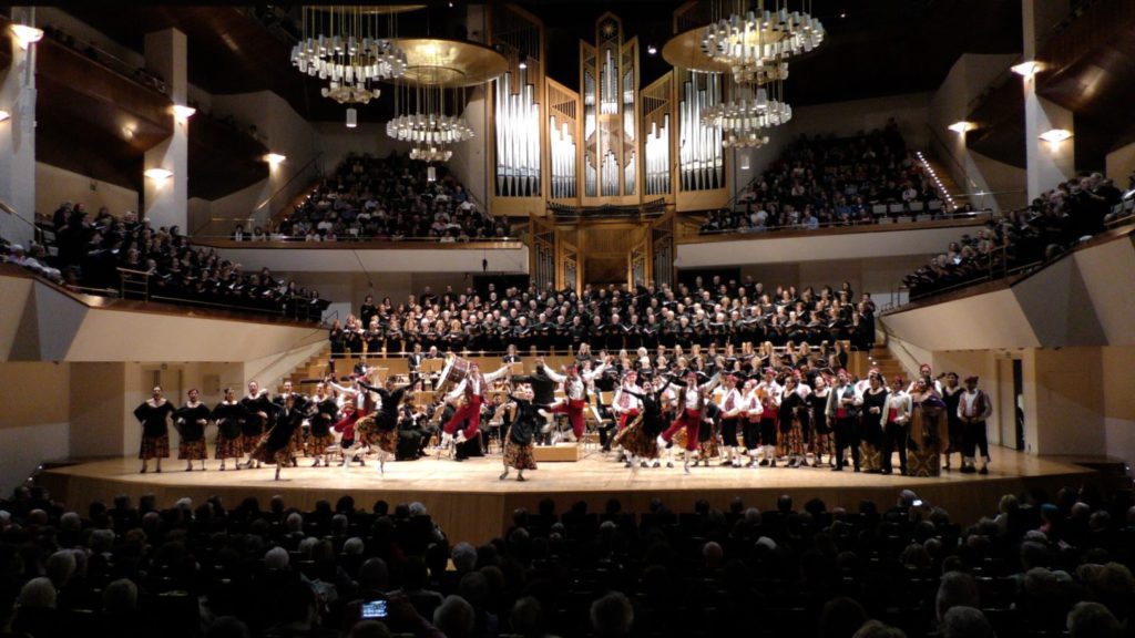 Orquesta, coro y bailarinas en escenario