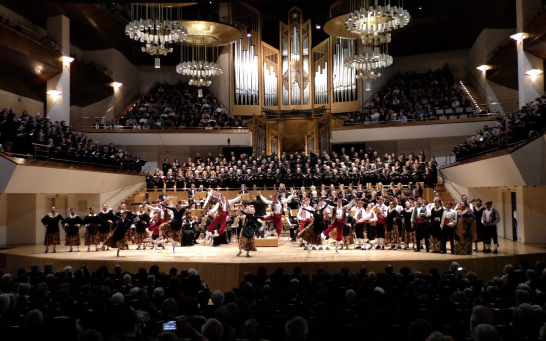 Orquesta, coro y bailarinas en escenario